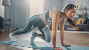 【1日数分だけで痩せる!? 】マウンテンクライマーの効果と正しいやり方を解説！