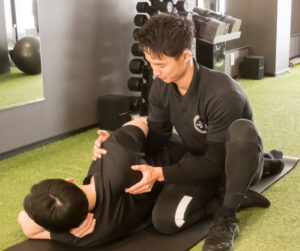 荒針店長がお客様の身体をケアしている様子です。