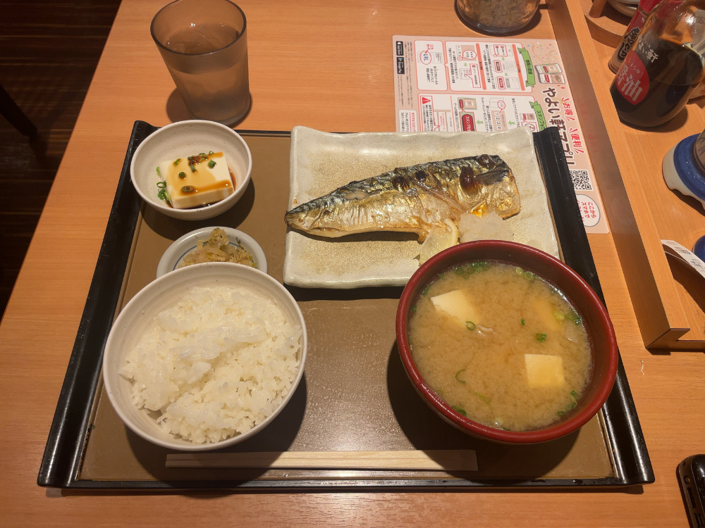 やよい軒のサバの塩焼き定食の写真です。