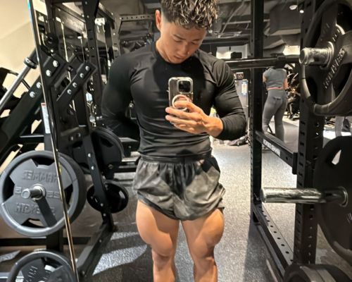 中島トレーナー　筋トレ中の画像