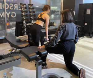 トレーニング指導している画像