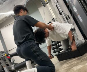 新宿御苑店比嘉さんのトレーニング風景です
