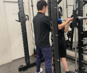 スクワット時トレーナー補助