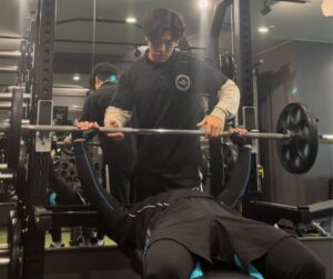 ベンチプレスをしている写真