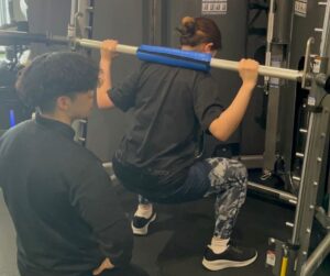 小島さんがスクワットをしている写真