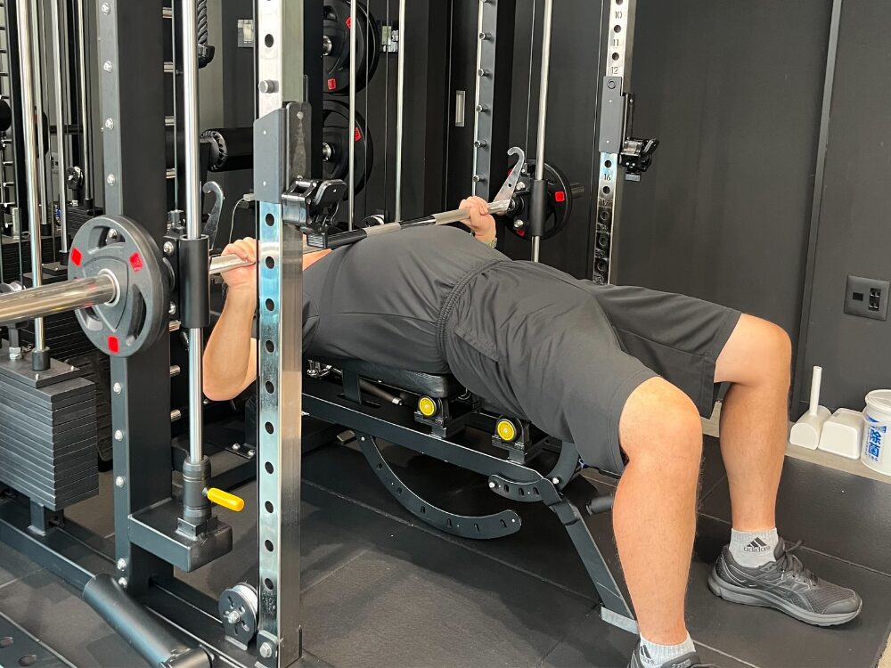 お客様がスミスベンチプレスをしている画像