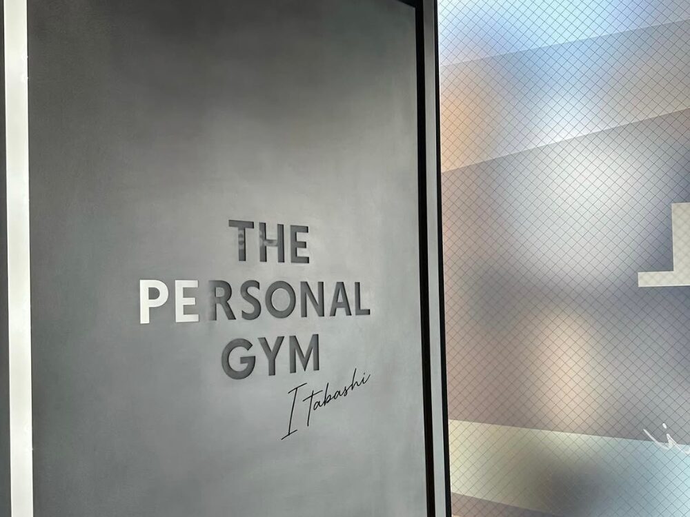 THE-PERSONAL-GYM板橋店の室内ロゴ
