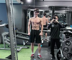 山岸さんとトレーナーの写真