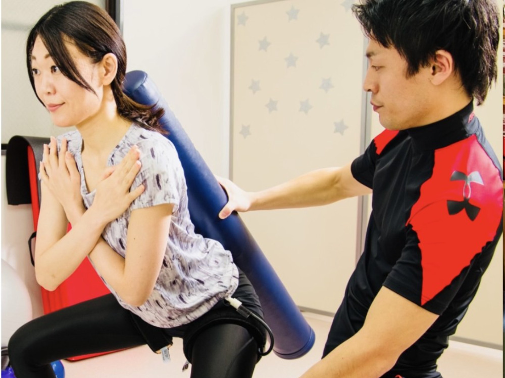 スクワットを指導しているパーソナルトレーニング写真