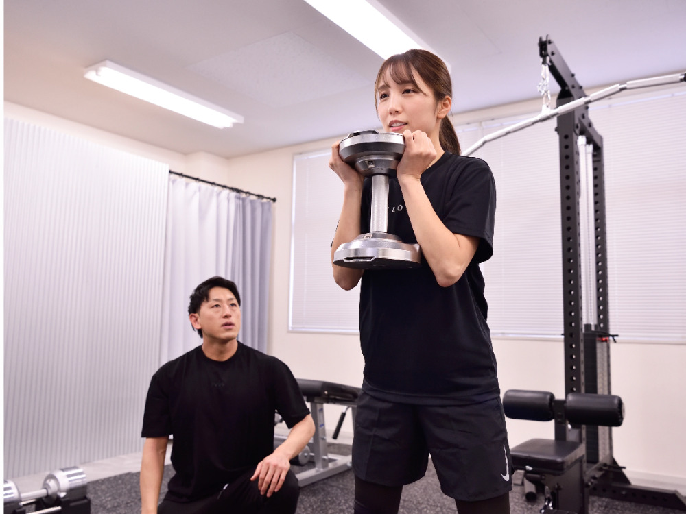 パーソナルジムbloomで女性がスクワットのパーソナルトレーニングを受けている写真