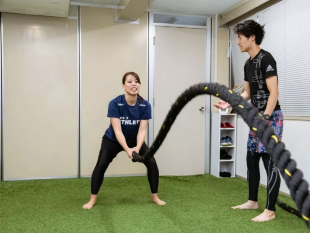 パーソナルトレーニングでバトルロープをしている写真