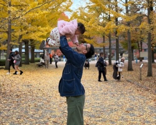 今井トレーナー子供を抱っこ