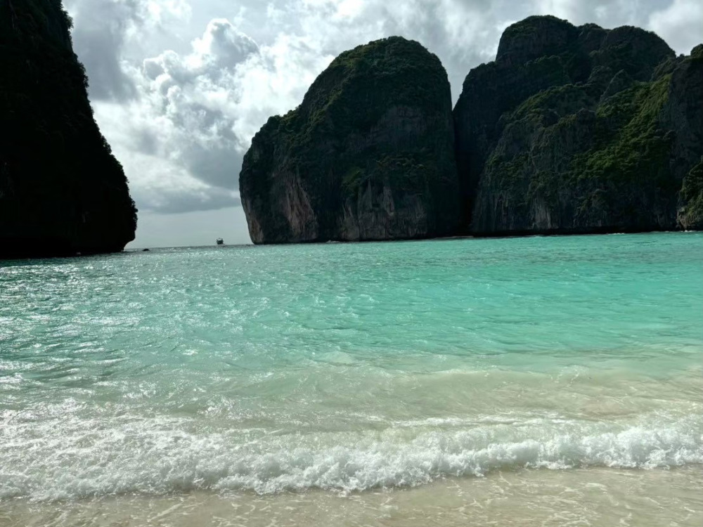 エメラルドグリーンの綺麗な海