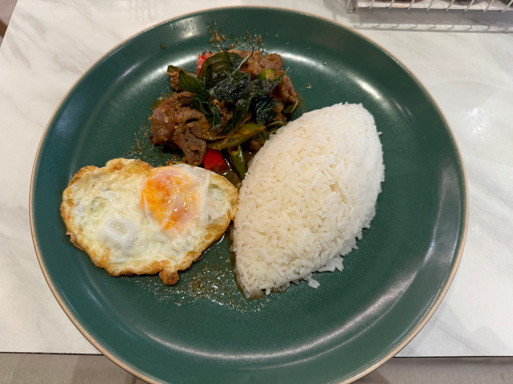 現地で食べたガパオライスの写真