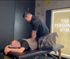 ストレッチを受けている男性