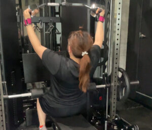 背中を鍛えている女性