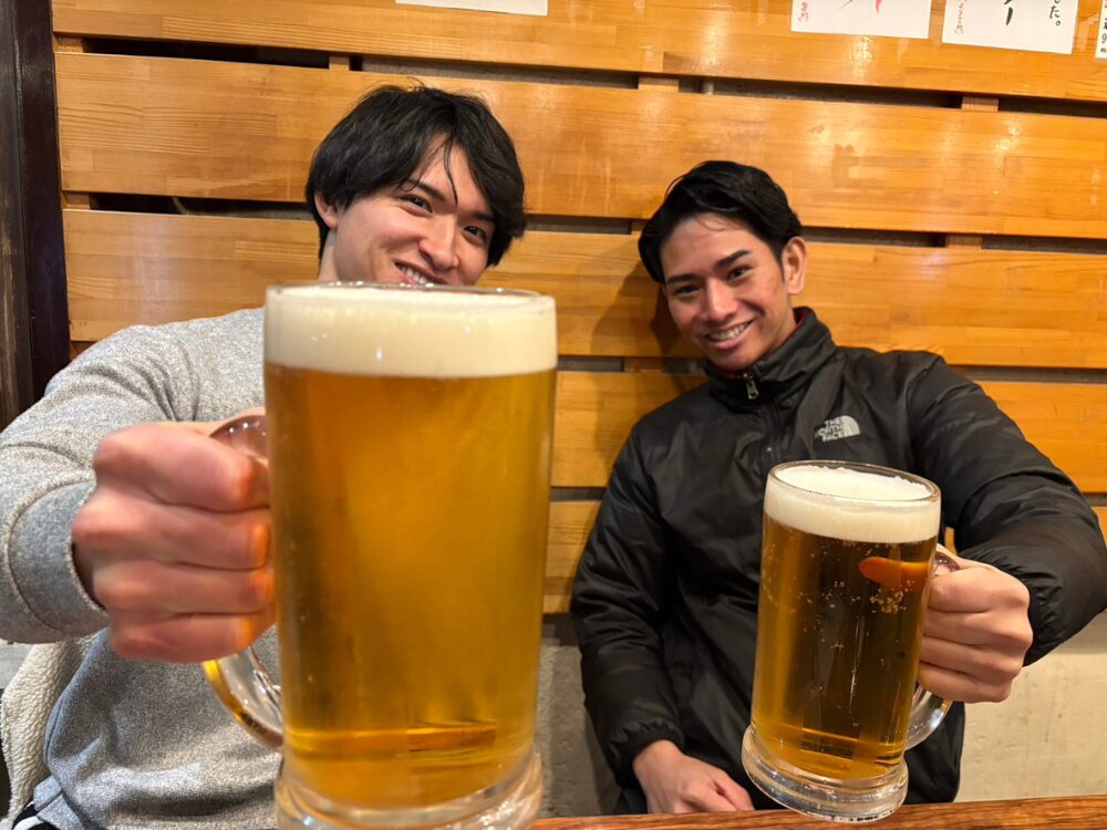 足立・外間トレーナと大ジョッキビール