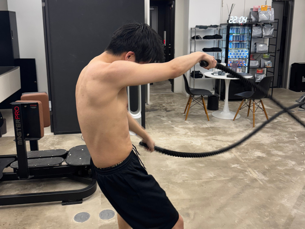 男性のお客様がバトルロープをやっている写真