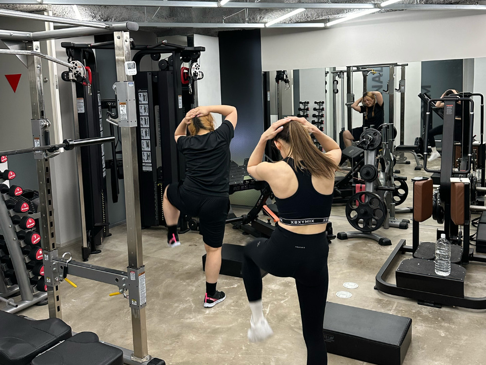 女性2人がHIITトレーニングをしている写真