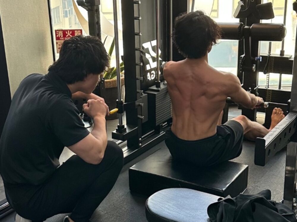 足立トレーナーとお客様のトレーニング風景