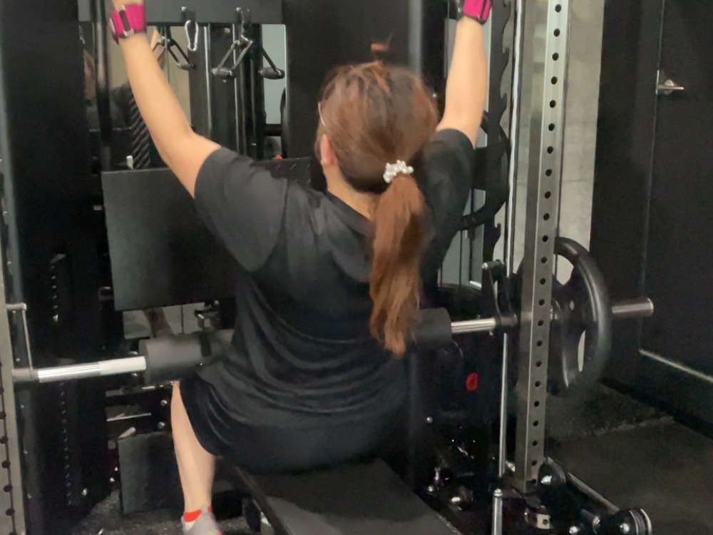 トレーニングしている女性