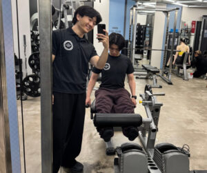 須藤さんと西田トレーナーが楽しそうにパーソナルトレーニングをしている写真