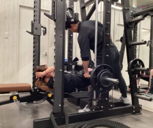 ヒップスラスト中の女性（吉祥寺店）