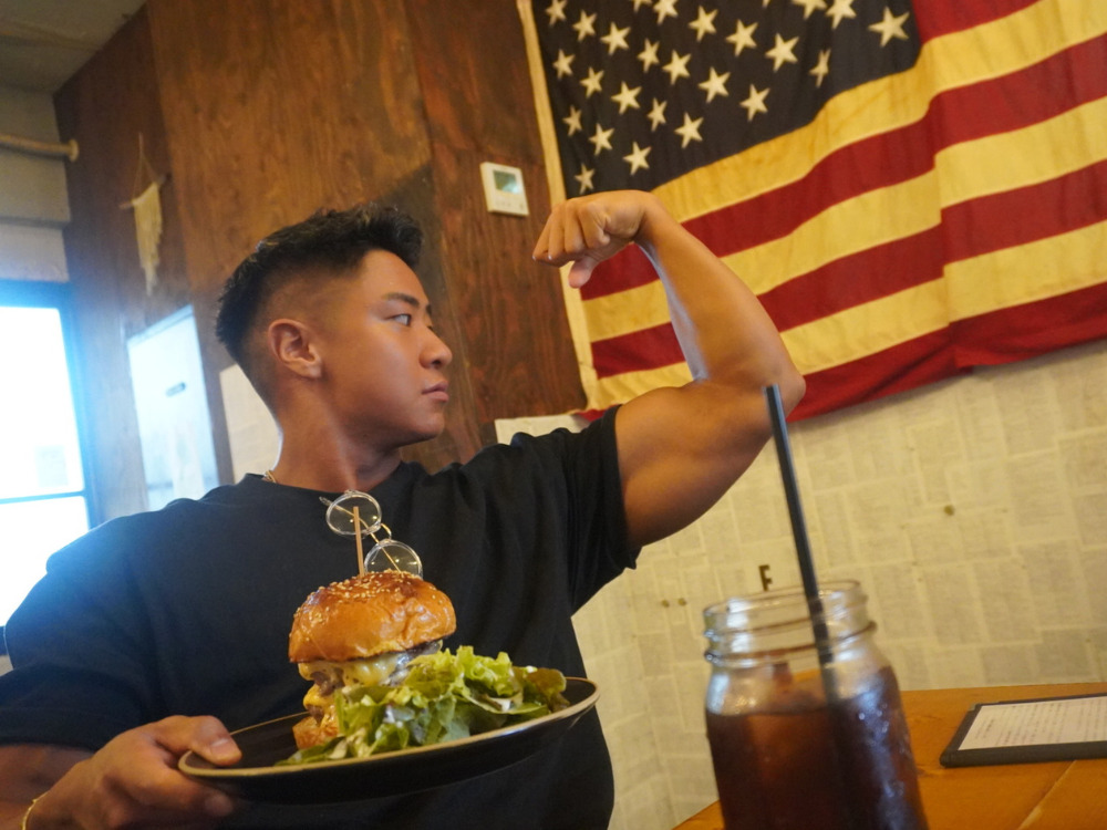 大好きなハンバーガーを食べる