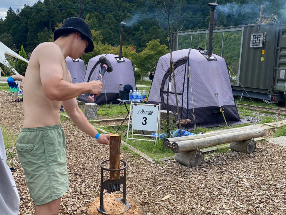 サウナの薪を割る大栗トレーナー