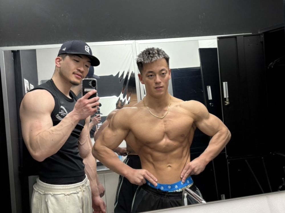 腹筋バキバキのトレーナーの写真