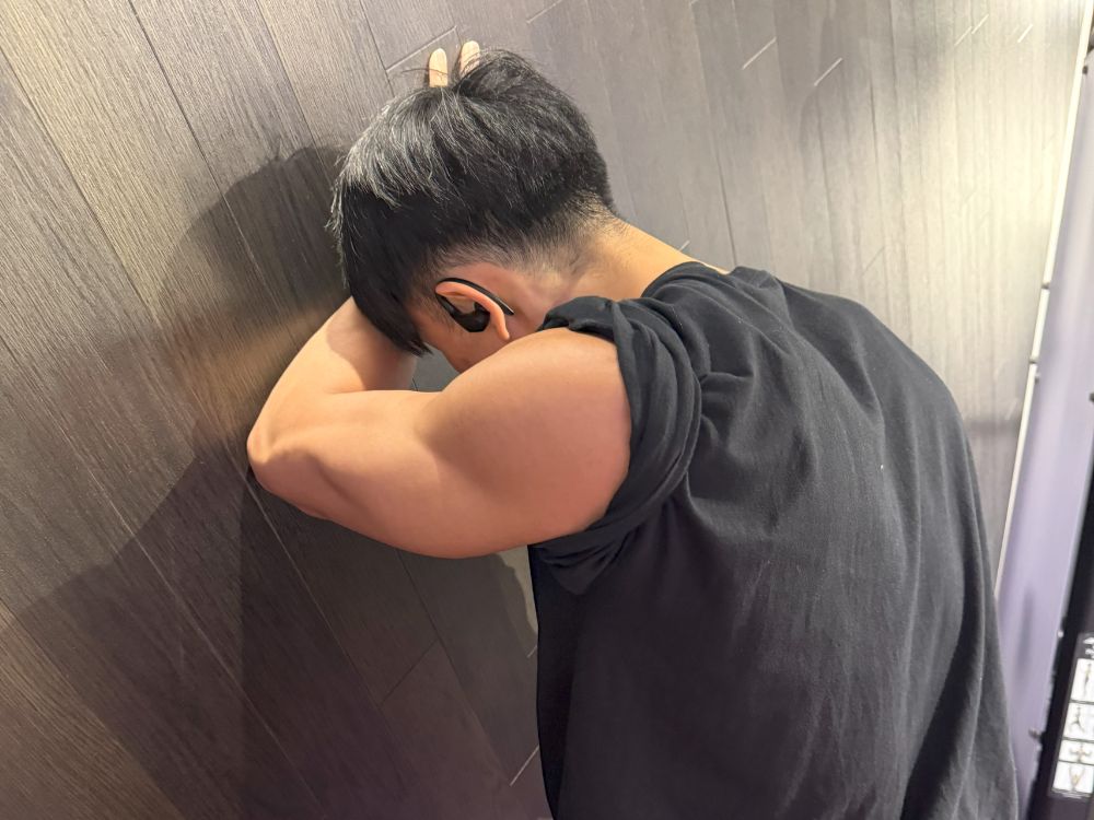 疲れている男性の写真