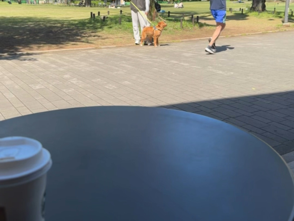 コーヒーとランニングしている人が写っている写真
