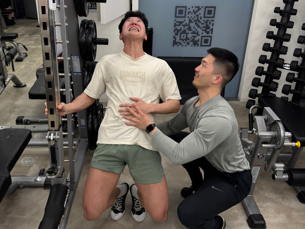 シーシスクワットをやって追い込んでいる写真