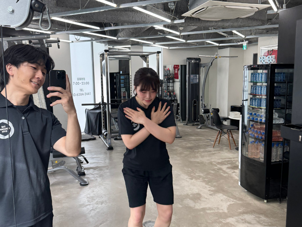 女性のお客様がジャンピングスクワットそしている写真
