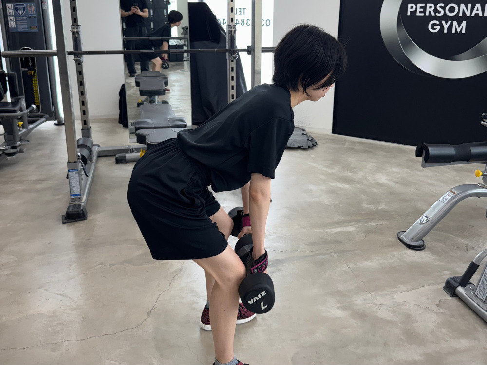 女性のお客様がルーマニアンデッドリフトをしている写真