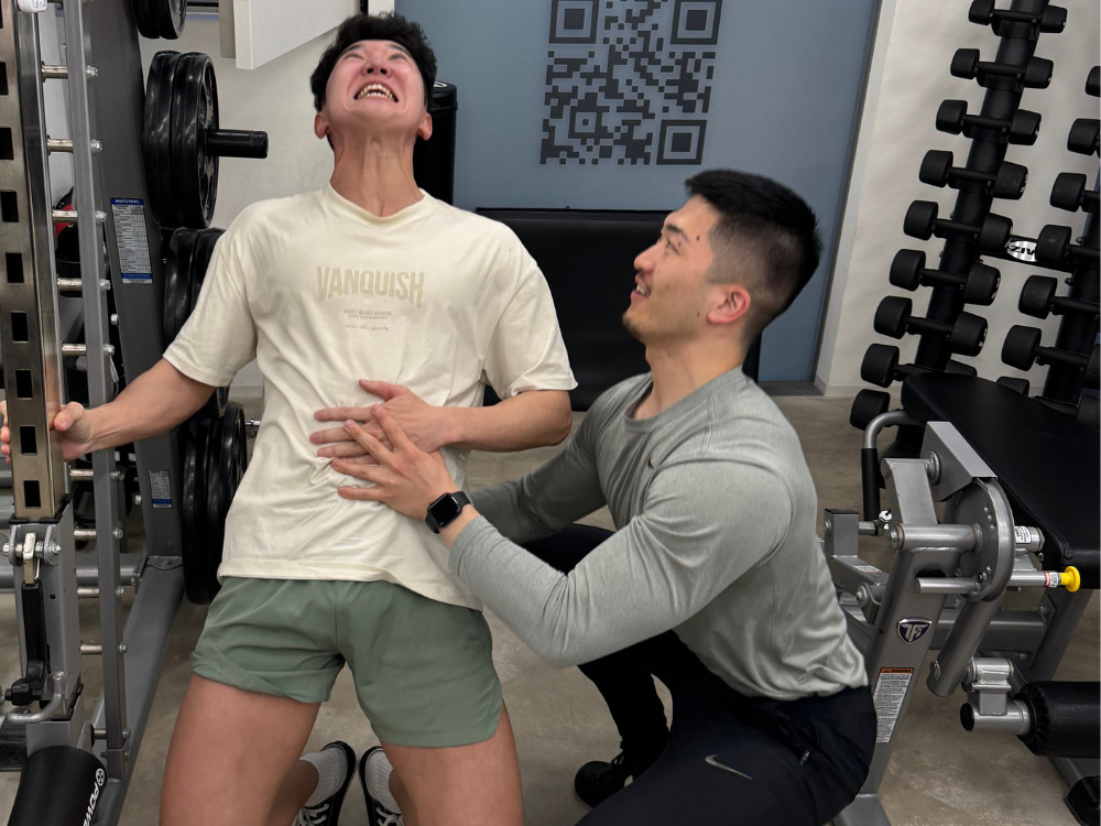 男性のお客様がシーシースクワットをしている写真