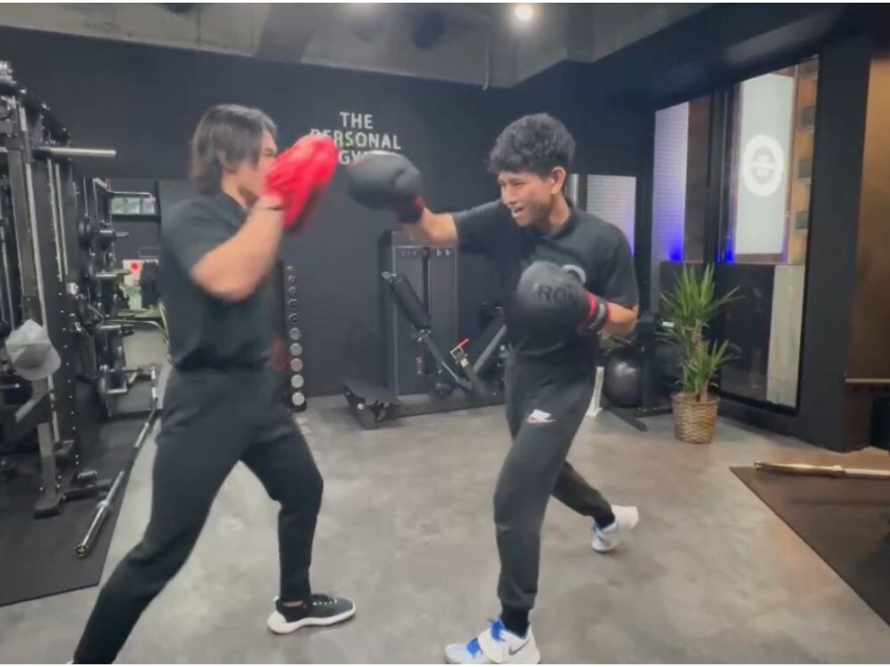 足立トレーナーと外間トレーナとのボクササイズ写真