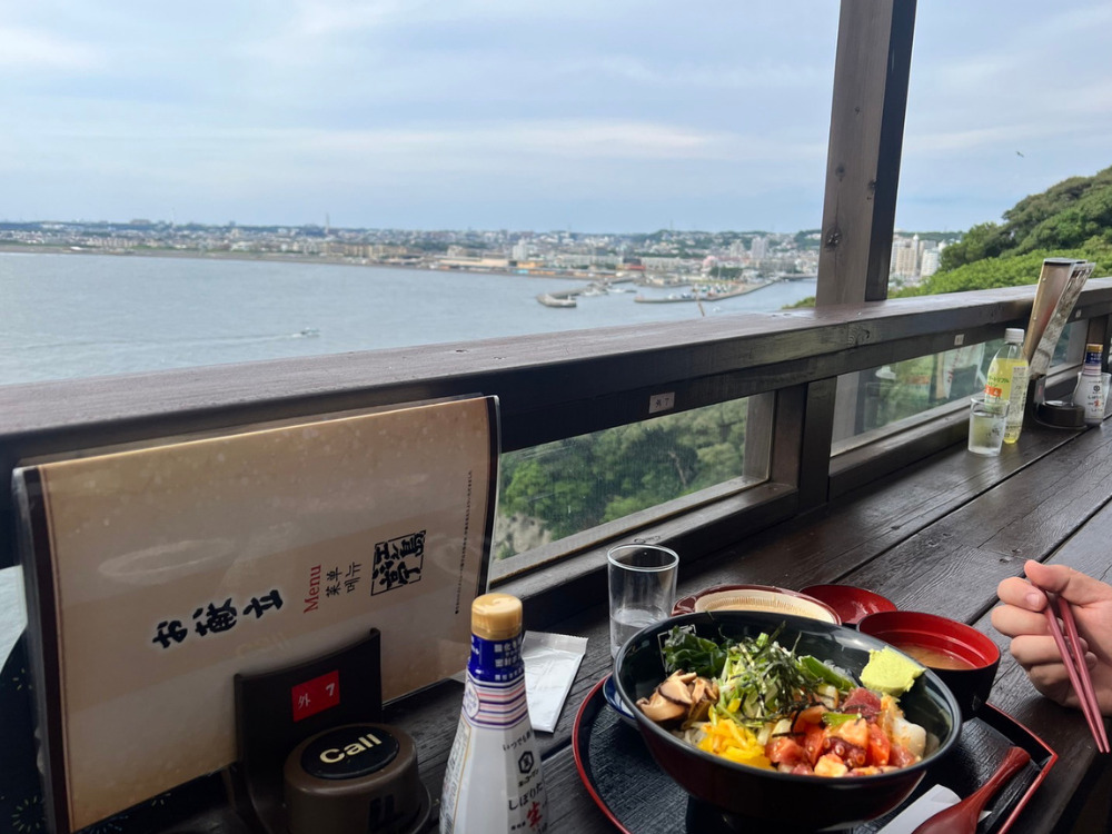 海が見える飲食店と海鮮丼