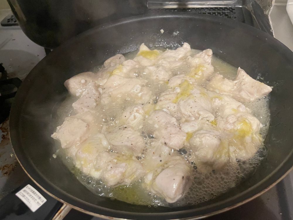 「さっぱり鶏むねネギポン酢」調理中