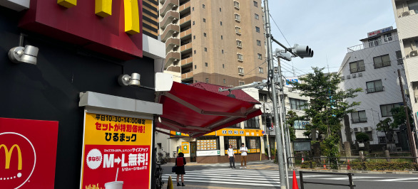 マクドナルドの前の信号を渡る。
