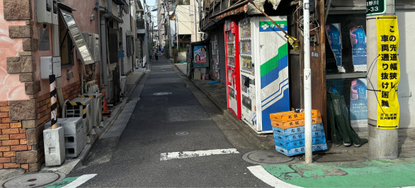 直進すると、小学校を通り過ぎた交差点を左折し、５０メートル直進する。
