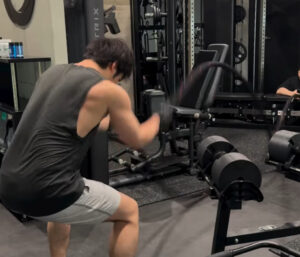 トレーニングしている男性1名