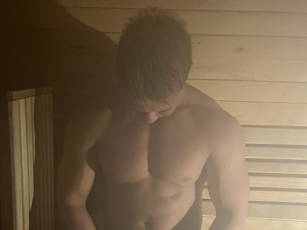 サウナで整う鷲見トレーナー