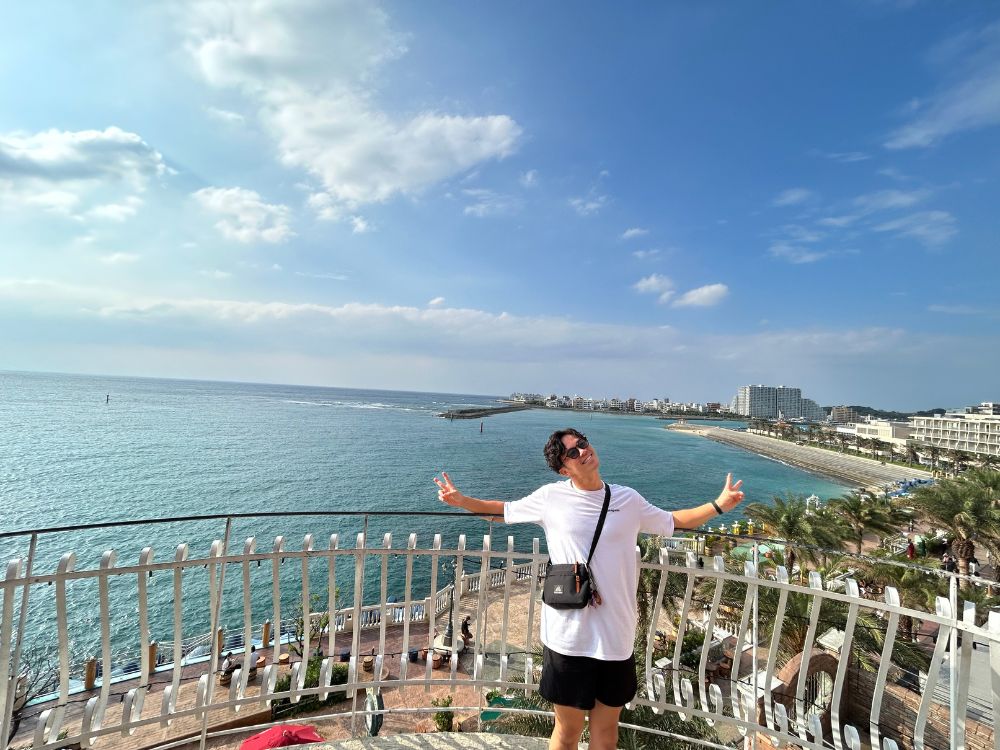 アメリカンビレッジで写真を撮る大栗