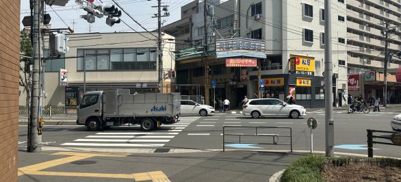 階段を登り終えて左手に見えるセブンイレブン側の歩道に渡る。
