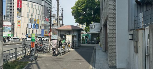 直進していくと、レオパレスの建物に沿って右側に進みます。