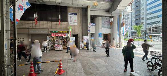 階段を登り終えると、（左側）天神橋筋商店街を10〜15分ほど直進する。