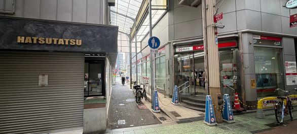 しばらく歩くと左側にパン屋さんと三菱UFJ銀行があり、その間にある細道へ進む。
