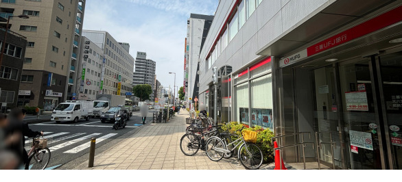 大通り（天神橋筋）へ出ると右側へ進む。