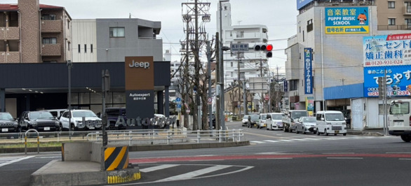 県道217号と国道302号が交わる信号交差点を日進方面（ジープ名古屋東側）に直進します。